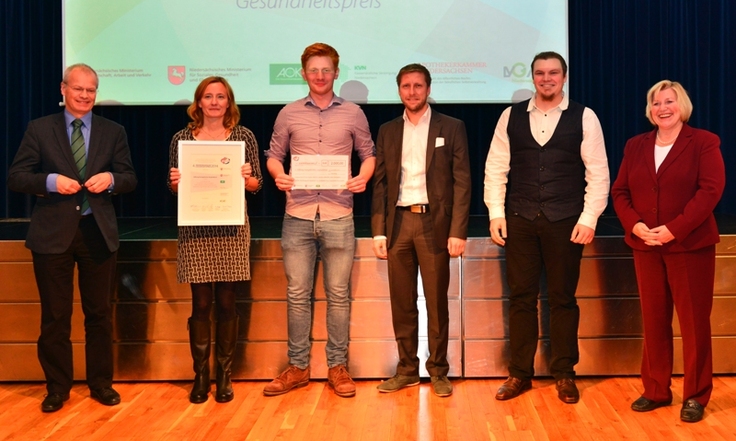 Großartiges Engagement wurde mit dem Sonderpreis des Niedersächsischen Gesundheitspreis 2014 belohnt: Laudator Dr. Jörg Berling (KVN) und die Ministerin gratulieren Cordelia Wach, Thilo, Tim und Sascha von www.da-sein.de.