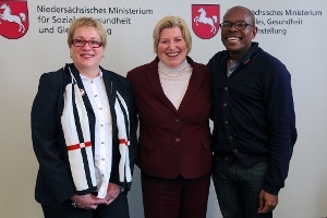 Barbara Fahl, Ministerin Cornelia Rundt und Dr. Denis Pineda haben sich in Hannover getroffen, um über den Einsatz der beiden Freiwilligen im Ebola-Gebiet in Sierra Leone zu sprechen.