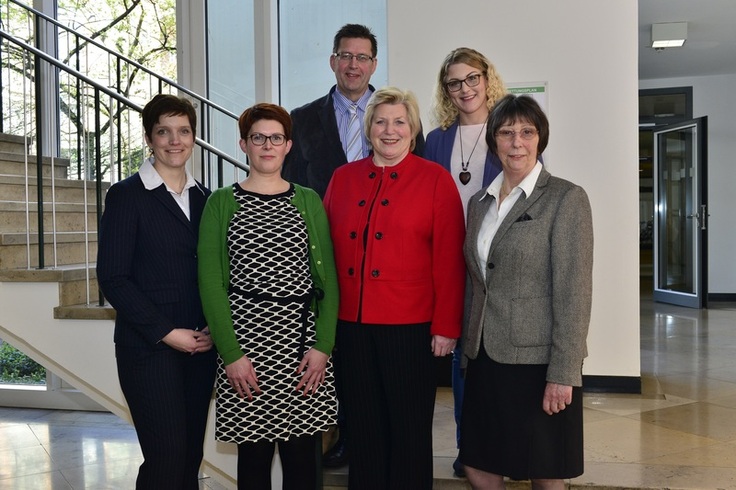 Ministerin Cornelia Rundt mit den frisch gewählten Vorstandsmitgliedern des Errichtungsausschusses (v.l.n.r): Bianca Schäfer, Katrin Havers, Rolf Weiß, Sandra Mehmecke und Monika Skibicki.