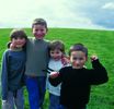 Kinder auf einer Wiese