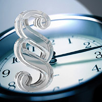Paragraphen-Zeichen auf einer Uhr