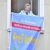 Die Ministerin zeigt Flagge gegen Gewalt an Frauen