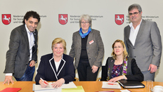 Gemeinsam setzen sie ein starkes Signal für die Gleichstellung: Dündar Kelloglu (Flüchtlingsrat Niedersachsen e.V.), Ministerin Cornelia Rundt, Sibylle Nass (Kargah e.V.), Cornelia Klaus (Landesfrauenrat e.V.) und Dr. Anwar Hadeed (amfn e.V.). (v.l.n.