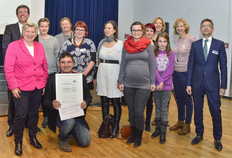 In der Kategorie "Chronische Erkrankungen besser versorgen - Lebensqualität fördern" hat das Agaplesion Diakonieklinikum Rotenburg mit seinem Projekt "Kidstime-Workshops" überzeugt. Laudator war Jan Seeger von der AOK Niedersachsen