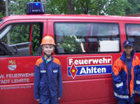 Foto zwei Jugendfeuerwehrmitglieder