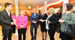 Die Ministerin im Gespräch mit Jurymitgliedern und Nominierten im Foyer des NDR-Landesfunkhauses.