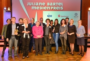 Zum Abschlussfoto kamen alle noch einmal auf die Bühne: Die Ministerin, die Jurymitglieder und die Preisträgerinnen und Preisträger mit ihren Skulpturen der Künstlerin Ulrike Enders.