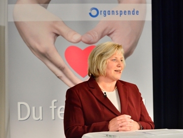Ministerin Cornelia Rundt begrüßt die Gäste des Organspende-Talks