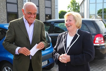 Martin Kind und Ministerin Cornelia Rundt im Gespräch.
