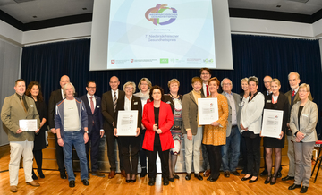 Das Gruppenfoto zeigt die Ministerin mit allen Preisträgerinnen und Preisträgern sowie den Laudatorinnen und Laudatoren.