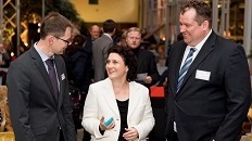 Auf diesem Foto sitzen links neben der Ministerin Martin Klockgether, stellv. Sozialdezernent der Stadt Braunschweig, und rechts neben der Ministerin Thomas Meier, Ärztlicher Leiter des Sozialpsychiatrischen Dienstes in Braunschweig.