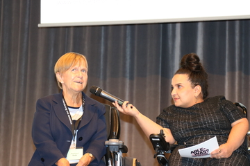 Schauspielerin Kübra Sekin im Interview mit Annetraud Grote, der Landesbeauftragten für Menschen mit Behinderungen