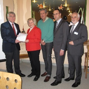 Freude in der Sophienklinik: Die Ministerin überreichte einen Förderbescheid über 7 Millionen Euro an die Geschäftsführer Dr. Stephan Molitor (ganz links), Carlo Brauer (2. v. rechts) und Reinhold Linn (ganz rechts). Anwesend war auch M. H. Höntsch