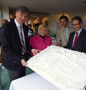 Das Modell des geplanten Neubaus des Klinikums Braunschweig (Salzdahlumer Straße) halten (v.l.) Klinikum-Chef Helmut Schüttig, Ministerin Cornelia Rundt, der ärztliche Direktor Prof. Horst Kierdorf und der Aufsichtsratsvorsitzende Ulrich Markurth.