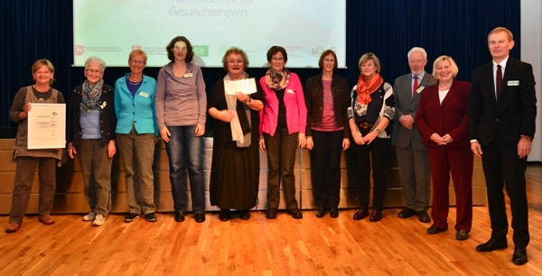 Dr. Jürgen Peter, AOK-Chef, und die Ministerin freuen sich mit den Preisträgerinnen und Preisträgern aus Osnabrück über ihre erfolgreiche Teilnahme am Niedersächsischen Gesundheitspreis 2014.