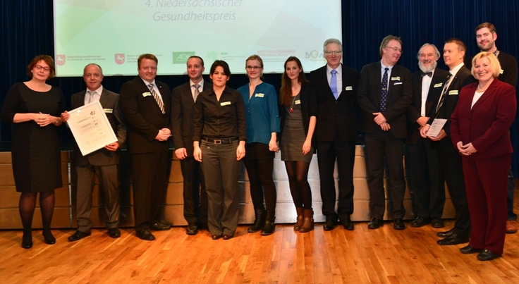 Wirtschaftsstaatssekretärin Daniela Behrens (ganz links) und die Ministerin gratulieren den Teilnehmerinnen und Teilnehmern aus Braunschweig zum Niedersächsischen Gesundheitspreis 2014.