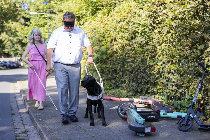 Minister mit Blindenhund