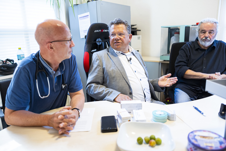 Minister in Austausch mit Ärzten in Substitutionspraxis