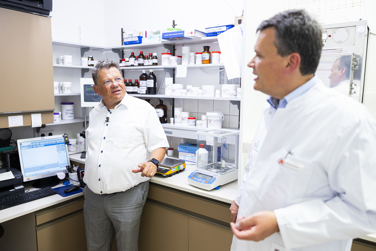 Minister im Gespräch mit Apotheker Resch