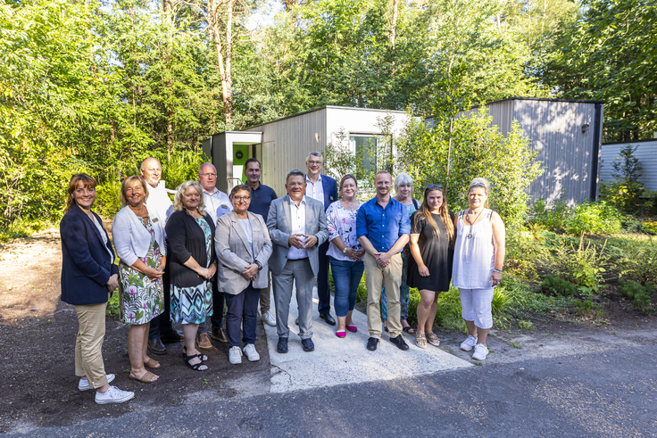 Gruppe vor "Ferienhaus der Zukunft"