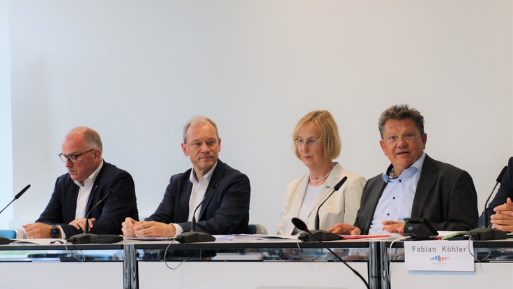 Dr. Alexander Poppinga, Vorstand Medizin Evangelisches Krankenhaus Oldenburg, NKG-Verbandsdirektor Helge Engelke, ÄKN Dr. Martina Wenker, Gesundheitsminister Dr. Andreas Philippi