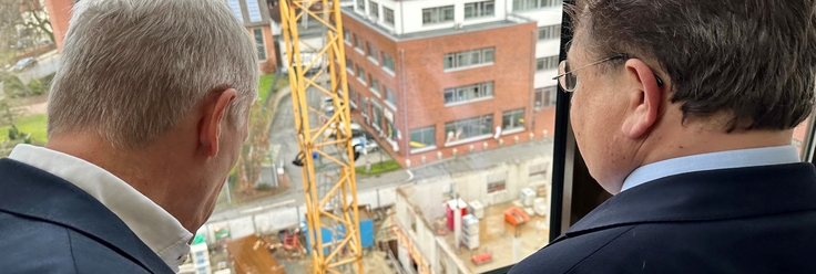 Minister Dr. Philippi schaut auf Krankenhausbaustelle