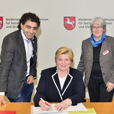 Gemeinsam setzen sie ein starkes Signal für die Gleichstellung: Dündar Kelloglu (Flüchtlingsrat Niedersachsen e.V.), Ministerin Cornelia Rundt, Sibylle Nass (Kargah e.V.), Cornelia Klaus (Landesfrauenrat e.V.) und Dr. Anwar Hadeed (amfn e.V.). (v.l.n.