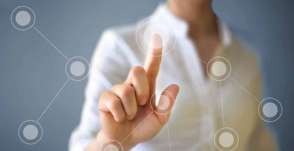 Frau arbeitet am Touch-Screen