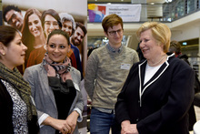 Ministerin Rundt im Gespräch mit Teilnehmerinnen und Teilnehmern der 4. Integrationskonferenz