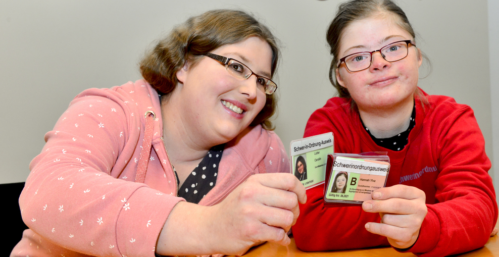 Carolin Lutter und Hannah Kiesbye mit ihrem neuen "Schwer-in-Ordnung-Ausweis"