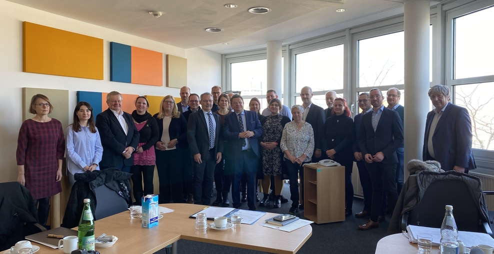 Alle Mitglieder des neuen Landesfachbeirates Psychiatrie Niedersachsen mit Minister Dr. Andreas Philippi