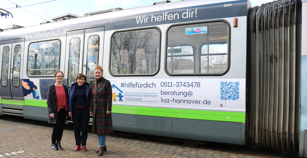 Üstra Bahn mit Beklebung