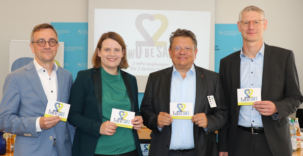 Dr. Feil, Ministerin Hamburg, Minister Philippi und Thorsten Schmidt halten Postkarte zu HPV
