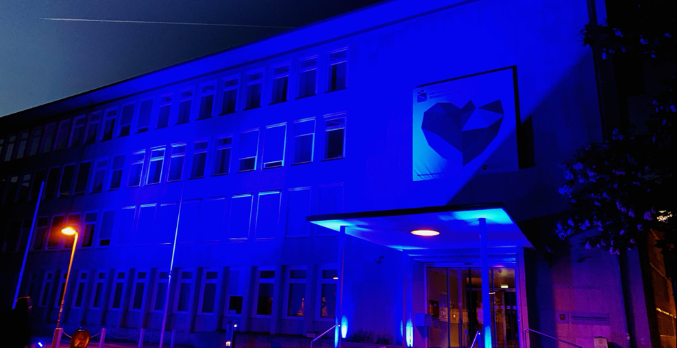 MS wird am ME/CFS Tag blau beleuchtet