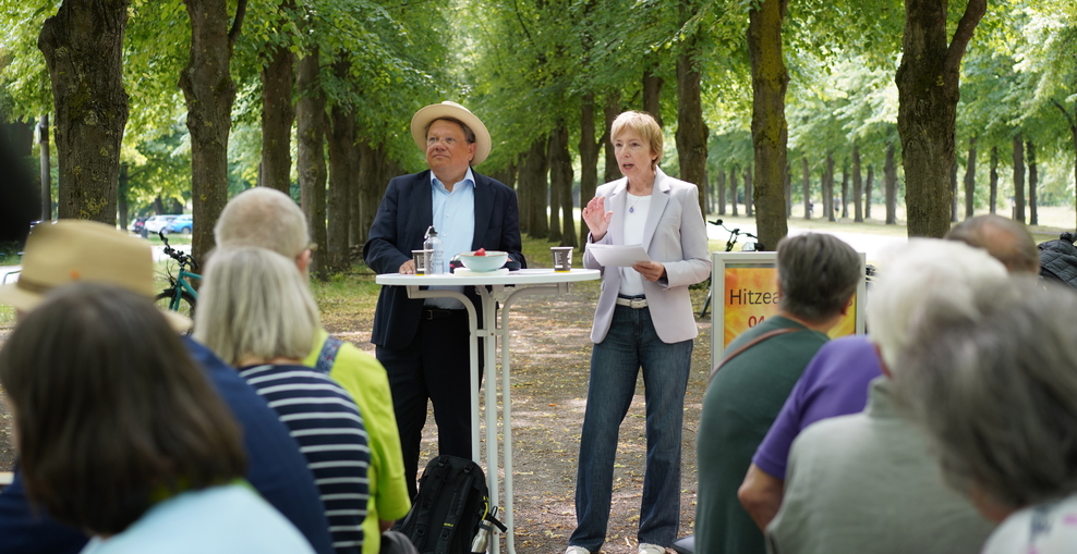Minister und Allgemeinmedizinerin klären ältere Menschen über die Risiken von Hitze auf