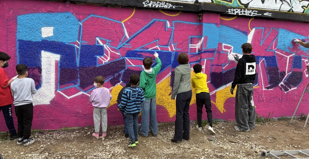 Staatssekretärin und Kinder sprayen "Respekt"